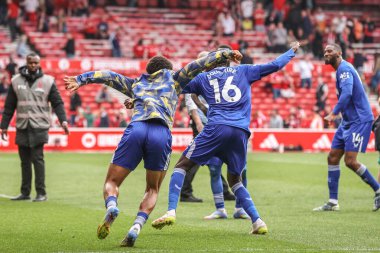 Everton 'dan Abdoulaye Doucour, Premier League maçından sonra İngiltere' nin Nottingham kentinde oynanan Nottingham Forest-Everton maçında taraftarlarıyla birlikte kutluyor.