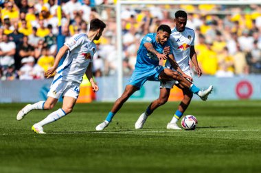 Preston North End 'den Kaine Kesler Hayden Leeds United takımının Jnior Firpo' su ile 12 Nisan 2025 'te Elland Road, Leeds, İngiltere' de oynanan Leeds United - Preston North End maçında top mücadelesi verdi.