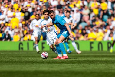 Preston North End 'den Milutin Osmaji, 12 Nisan 2025' te İngiltere 'nin Elland Yolu' nda Leeds United ve Preston North End arasındaki Sky Bet Şampiyonası karşılaşmasında topa dönüyor.
