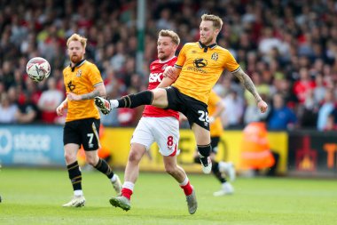 Cambridge United takımından Ben Stevens, 12 Nisan 2025 'te Cledara Abbey Stadyumu' nda oynanan Cambridge United - Charlton Athletic maçında topu kontrol ediyor.