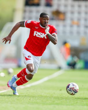 Charlton Athletic takımından Kayne Ramsay, 12 Nisan 2025 'te Cledara Abbey Stadyumu' nda oynanan Cambridge United - Charlton Athletic maçında topla koşuyor.
