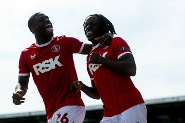 Charlton Atletizm takımından Tyreece Campbell, 12 Nisan 2025 'te Cledara Abbey Stadyumu' nda oynanan Sky Bet 1 karşılaşmasında Thierry Small ile yaptığı golü 1-0 ile kutluyor.