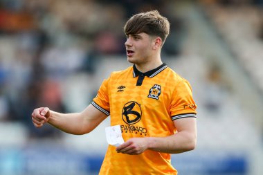 Cambridge United takımından Josh Stokes, 12 Nisan 2025 'te Cledara Abbey Stadyumu' nda oynanan Cambridge United - Charlton Athletic maçında bir not okudu.