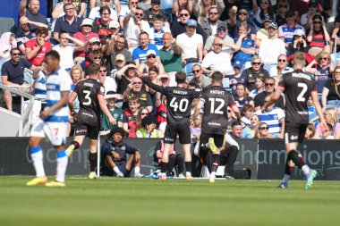 Bristol City 'den George Earthy, 12 Nisan 2025' te Londra 'daki Kiyan Prince Foundation Stadyumu' nda Queens Park Rangers ile Bristol City arasındaki Sky Bet Şampiyonası maçında eşitliği kutluyor.
