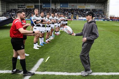 Aktör Owen Cooper, Warrington Jones Stadyumu 'nda Warrington Wolves vs Hull FC maçında hakem Aaron Moore' a maç topu veriyor.