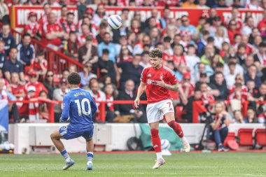 Nottingham Ormanı 'ndan Neco Williams Premier Lig maçı sırasında Nottingham Forest' a karşı Everton City Ground, Nottingham, İngiltere 'de 12 Nisan 2025' de yüksek topu kazanmak için sıçradı.