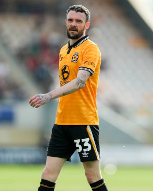 Cambridge United takımından Scott Malone, 12 Nisan 2025 'te Cledara Abbey Stadyumu' nda oynanan Cambridge United - Charlton Athletic maçında izlemektedir.