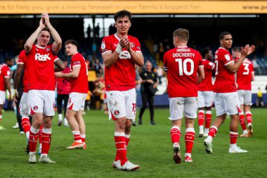 Charlton Athletic takımından Tom McIntyre, 12 Nisan 2025 'te Cledara Abbey Stadyumu' nda oynanan Cambridge United - Charlton Atletizm karşılaşmasının ardından takımların kazandığı galibiyet sonrasında taraftarları takdir ediyor.