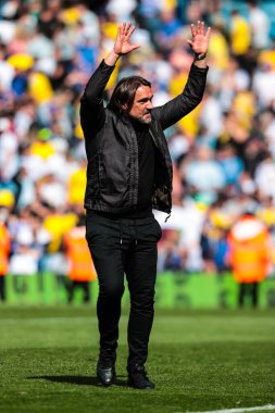 Daniel Farke Leeds United, 12 Nisan 2025 'te Leeds Road, İngiltere' de oynanan Sky Bet Şampiyonası maçında takımının galibiyetini kutluyor.