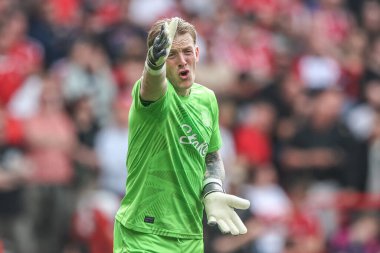 Everton 'dan Jordan Pickford 12 Nisan 2025' te Nottingham Forest, Everton 'a karşı oynadığı Premier League maçında takım talimatlarını veriyor.