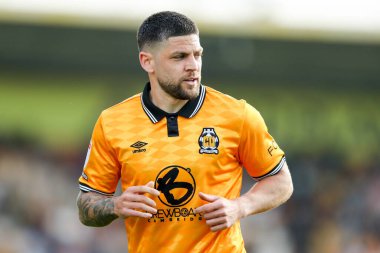 Cambridge United takımından Danny Andrew, 12 Nisan 2025 'te Cledara Abbey Stadyumu' nda oynanan Cambridge United ve Charlton Athletic maçında sahada.