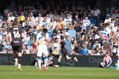 Bristol City 'den George Earthy 12 Nisan 2025' te Londra 'daki Kiyan Prince Vakfı Stadyumu' nda Queens Park Rangers-Bristol City maçında kutlama yapıyor.