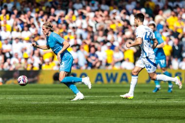 Preston North End 'den Stefn Teitur rarson, 12 Nisan 2025' te İngiltere, Elland Road 'da Leeds United ve Preston North End arasındaki Sky Bet Şampiyonası maçında topu bırakıyor.