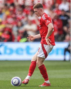 Nottingham Ormanı 'ndan Elliot Anderson Premier League maçı sırasında Nottingham Forest Everton' a karşı City Ground, Nottingham, İngiltere 'de 12 Nisan 2025' de pas attı.