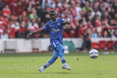 Everton 'dan Idrissa Gueye Premier League maçı sırasında Nottingham Forest Everton' a karşı City Ground, Nottingham, İngiltere 'de 12 Nisan 2025' de pas attı.