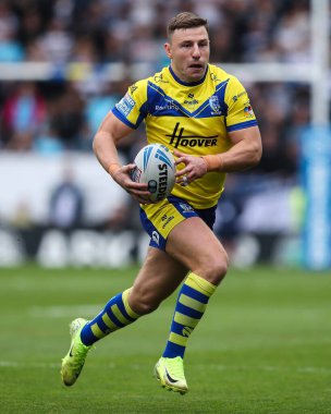 Warrington Wolves takımından George Williams, 12 Nisan 2025 'te Warrington, İngiltere' deki Halliwell Jones Stadyumu 'nda oynanan Warrington Wolves vs Hull FC maçında topla koşuyor.