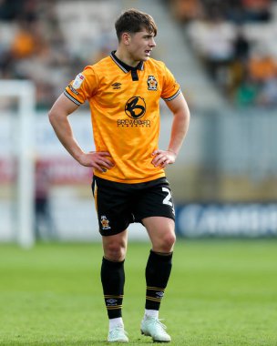 Cambridge United takımından Josh Stokes, 12 Nisan 2025 'te Cledara Abbey Stadyumu' nda oynanan Cambridge United - Charlton Athletic maçında maçı izliyor.