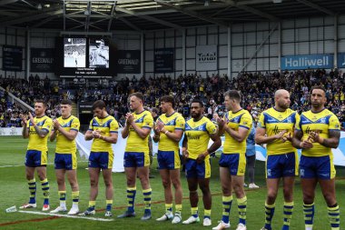 Oyuncular, 12 Nisan 2025 'te İngiltere, Warrington' daki Halliwell Jones Stadyumu 'nda oynanan Warrington Wolves vs Hull FC maçında Derek Whitehead için dakikalar içinde alkış tutuyorlar.