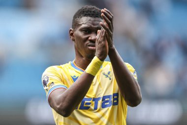 Crystal Palace 'dan Ismala Sarr, Premier League' in Manchester City ile Etihad Stadyumu 'ndaki Crystal Palace maçının son düdüğü çaldıktan sonra taraftarları alkışlıyor.