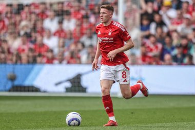Nottingham Ormanı 'ndan Elliot Anderson, 12 Nisan 2025' te Nottingham Forest 'ın Everton' a karşı oynadığı Premier Lig maçında topu kırıyor.