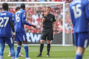 Hakem Craig Pawson Premier Lig maçı sırasında Nottingham Forest, Everton 'a karşı 12 Nisan 2025' te Nottingham, İngiltere 'de talimat verdi.