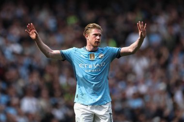 Manchester City 'den Kevin De Bruyne, Premier League maçı sırasında Etihad Stadyumu' nda oynanan Manchester City-Crystal Palace maçında taraftarları alkışlıyor.