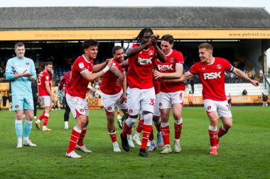 Charlton Athletic takımından Micah Mbick ve takım arkadaşları, 12 Nisan 2025 'te Cledara Abbey Stadyumu' nda oynanan Cambridge United - Charlton Athletic maçının ardından takımların kazandığı galibiyet sonrasında taraftarlarıyla kutlama yaptılar.