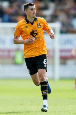 Cambridge United takımından Kelland Watts, 12 Nisan 2025 'te Cledara Abbey Stadyumu' nda oynanan Cambridge United - Charlton Athletic maçında maç yapıyor.