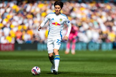 Leeds United takımından Ao Tanaka, 12 Nisan 2025 tarihinde Leeds, İngiltere 'de oynanan Elland Road' da Leeds United ve Preston North End arasındaki Sky Bet Şampiyonası maçında topu aldı.
