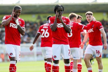 Charlton Atletizm takımından Tyreece Campbell, Kayne Ramsay ile 12 Nisan 2025 'te Cledara Abbey Stadyumu' nda oynanan ve Cambridge United 'ın Charlton Atletizm maçında 0-1 yenilen golünü kutluyor.