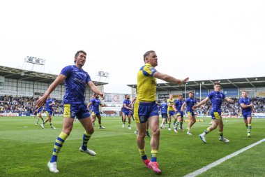 Warrington Wolves oyuncuları maç öncesi ısınma turunda Warrington Wolves vs Hull FC 'ye karşı Halliwell Jones Stadyumu, Warrington, İngiltere, 12 Nisan 2025