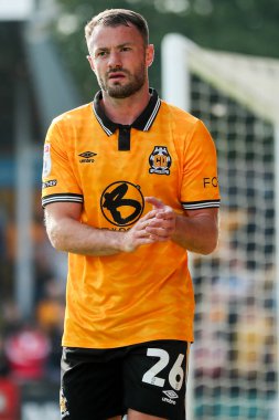 Cambridge United takımından James Gibbons, 12 Nisan 2025 'te Cledara Abbey Stadyumu' nda oynanan Cambridge United - Charlton Athletic maçında sahadan ayrıldı.