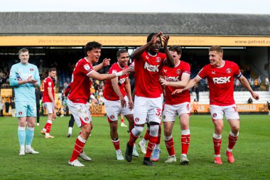 Charlton Athletic takımından Micah Mbick ve takım arkadaşları, 12 Nisan 2025 'te Cledara Abbey Stadyumu' nda oynanan Cambridge United - Charlton Athletic maçının ardından takımların kazandığı galibiyet sonrasında taraftarlarıyla kutlama yaptılar.