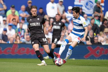 Bristol City 'den Rob Dickie topu 12 Nisan 2025' te Londra 'daki Kiyan Prince Foundation Stadyumu' nda Queens Park Rangers ile Bristol City arasındaki Sky Bet Şampiyonası maçında baskı altında oynuyor.