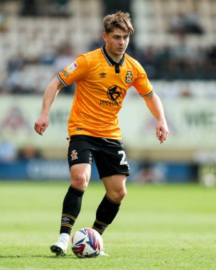 Cambridge United takımından Josh Stokes, 12 Nisan 2025 'te Cledara Abbey Stadyumu' nda Cambridge United ve Charlton Athletic maçında topla koşuyor.