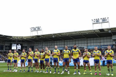 Oyuncular, 12 Nisan 2025 'te İngiltere, Warrington' daki Halliwell Jones Stadyumu 'nda oynanan Warrington Wolves vs Hull FC maçında Derek Whitehead için dakikalar içinde alkış tutuyorlar.