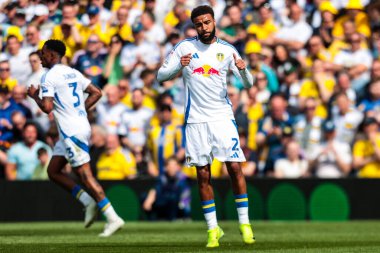 Leeds United takımından Jayden Bogle, 12 Nisan 2025 tarihinde Leeds, İngiltere 'de Leeds Road' da oynanan Sky Bet Şampiyonası maçında 2-1 'lik galibiyetini kutluyor.