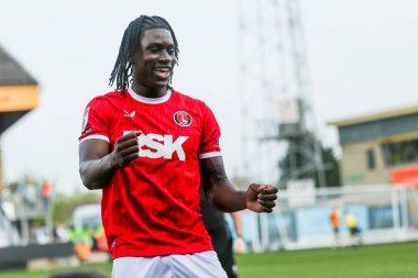 Charlton Athletic takımından Micah Mbick, 12 Nisan 2025 'te Cledara Abbey Stadyumu, Cambridge' de oynanan 1.