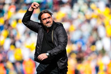 Daniel Farke Leeds United, 12 Nisan 2025 'te Leeds Road, İngiltere' de oynanan Sky Bet Şampiyonası maçında takımının galibiyetini kutluyor.