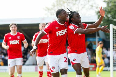 Charlton Atletizm takımından Tyreece Campbell, 12 Nisan 2025 'te Cledara Abbey Stadyumu' nda oynanan Sky Bet 1 karşılaşmasında Thierry Small ile yaptığı golü 1-0 ile kutluyor.