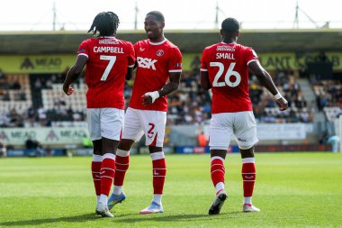 Charlton Atletizm takımından Tyreece Campbell, Kayne Ramsay ile 12 Nisan 2025 'te Cledara Abbey Stadyumu' nda oynanan ve Cambridge United 'ın Charlton Atletizm maçında 0-1 yenilen golünü kutluyor.