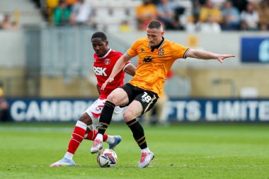 Cambridge United takımından Ryan Loft 12 Nisan 2025 'te Cledara Abbey Stadyumu, Cambridge' de oynanan Sky Bet 1 karşılaşmasında Charlton Athletic takımından Kayne Ramsay ile top için mücadele etti.