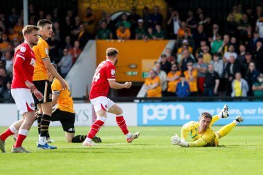 Cambridge United takımından Jack Stevens, 12 Nisan 2025 'te Cledara Abbey Stadyumu' nda oynanan Cambridge United - Charlton Athletic maçında maç yapıyor.