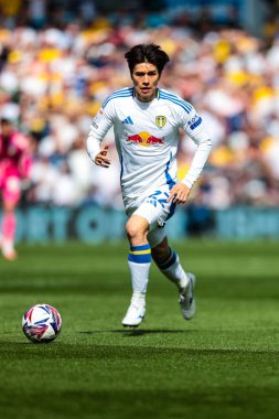 Leeds United takımından Ao Tanaka, 12 Nisan 2025 tarihinde Leeds, İngiltere 'de oynanan Elland Road' da Leeds United ve Preston North End arasındaki Sky Bet Şampiyonası maçında topu aldı.