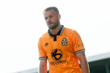 Cambridge United takımından James Gibbons, 12 Nisan 2025 'te Cledara Abbey Stadyumu' nda oynanan Cambridge United - Charlton Athletic maçında sahadan ayrıldı.
