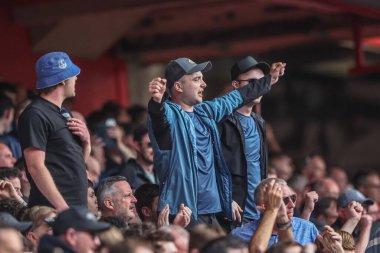 Everton taraftarları 12 Nisan 2025 'te İngiltere' nin Nottingham City Ground kentinde oynanan Premier League maçında zaferi kutluyorlar.