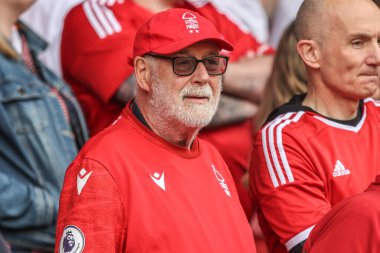 Nottingham Forest taraftarları Premier League maçı sırasında Nottingham Forest Everton 'a karşı City Ground, Nottingham, İngiltere, 12 Nisan 2025