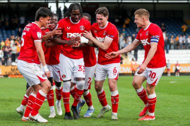 Charlton Athletic takımından Micah Mbick ve takım arkadaşları, 12 Nisan 2025 'te Cledara Abbey Stadyumu' nda oynanan Cambridge United - Charlton Athletic maçının ardından takımların kazandığı galibiyet sonrasında taraftarlarıyla kutlama yaptılar.