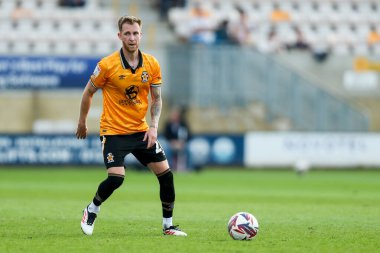 Cambridge United takımından Ben Stevens, 12 Nisan 2025 'te Cledara Abbey Stadyumu' nda oynanan Cambridge United - Charlton Athletic maçında topla koşuyor.