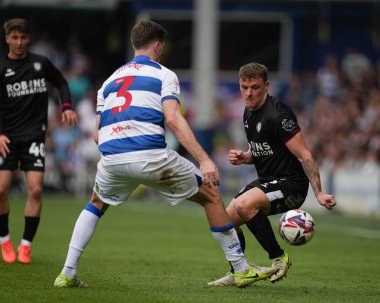 Bristol City 'den Cameron Pring topu Queens Park Rangers - Bristol City maçında Queens Park Rangers - Kiyan Prince Foundation Stadyumu, Londra, Birleşik Krallık' ta 12 Nisan 2025 'de Queens Park Rangers maçında geçen Jimmy Dunne' a atıyor.
